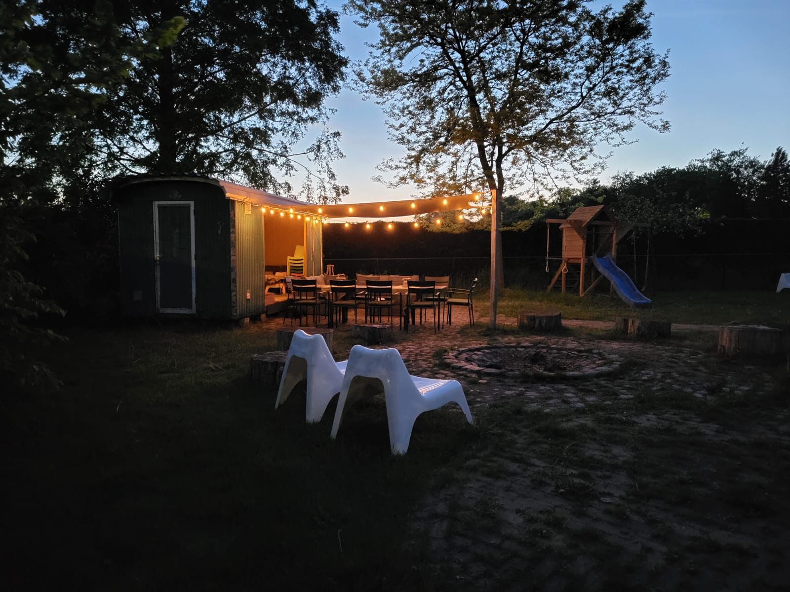 Vuurplaats en buitenterras Verlicht terras tuin Bij Cornelis